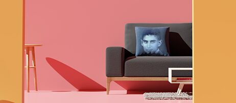 Ilustración con el retrato de Kafka y un sofá