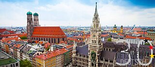 city ​​view with City Hall and Frauenkirche Munich, next to it is the logo of the Europanetzwerk Deutsch for the 30th anniversary