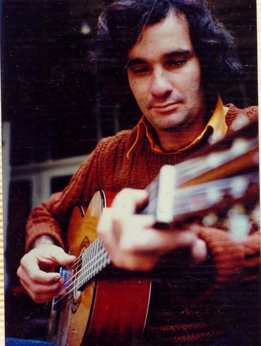 Dave Lowe mit Guitarre