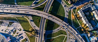 Luftaufnahme eines Verkehrsknotenpunktes