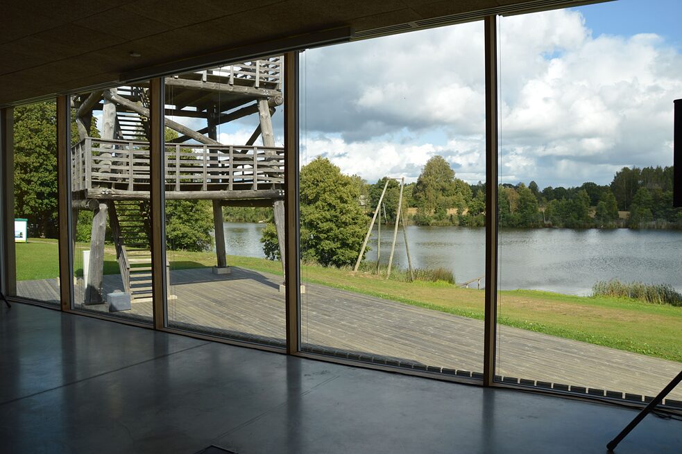 Alojas novada uzņēmējdarbības atbalsta centrs–bibliotēka “Sala”, skats pa logu uz Ungurpils dzirnavezeru.