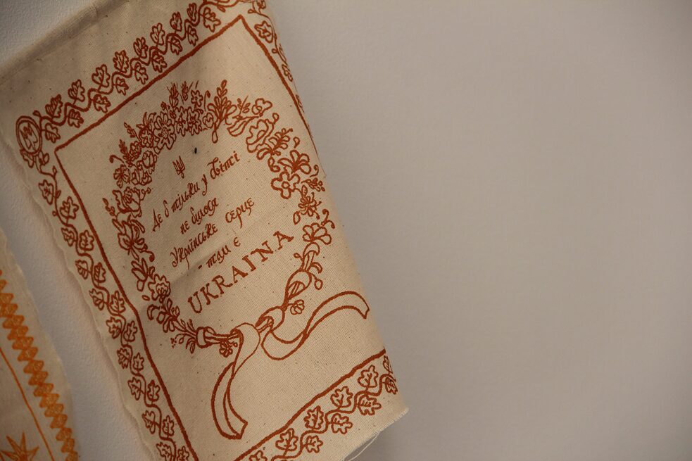 Kousky s příběhy tvořící plátno projektu Spříznění mohou být vypracovány nejrůznějšími technikami: vyšité, pletené, tkané.