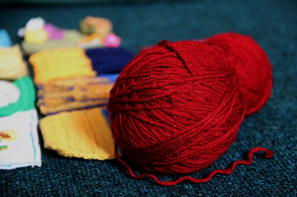 Kousky s příběhy tvořící plátno projektu Spříznění mohou být vypracovány nejrůznějšími technikami: vyšité, pletené, tkané.