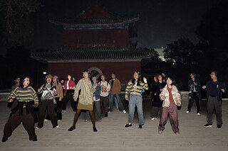 On 22nd October, we organised a dance walk in the evening in Ditan (The Earth Altar) Park in the form of “silent disco”. 