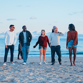 Junge Menschen am Strand