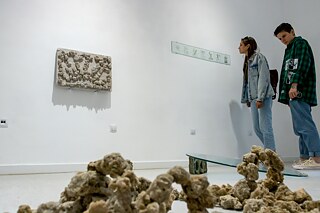 Bild aus der traditionellen Ausstellung ART START: Junge Künstler*innen, die man 2023 auf dem Schirm haben sollte