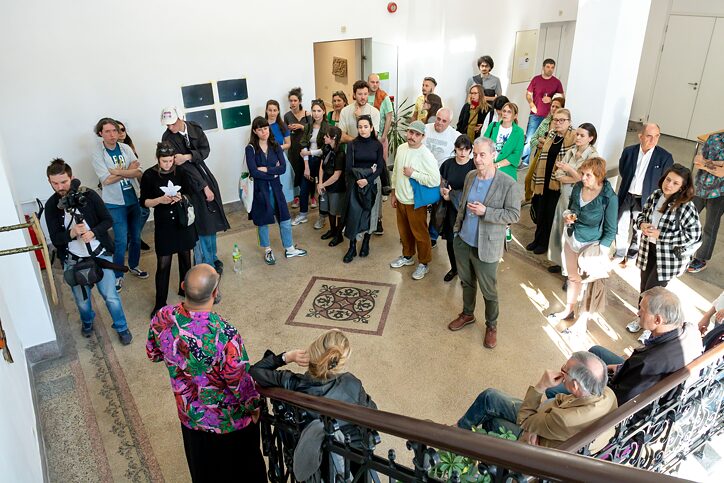 Bild von der Eröffnung der traditionellen Ausstellung ART START: Junge Künstler*innen, die man 2023 auf dem Schirm haben sollte