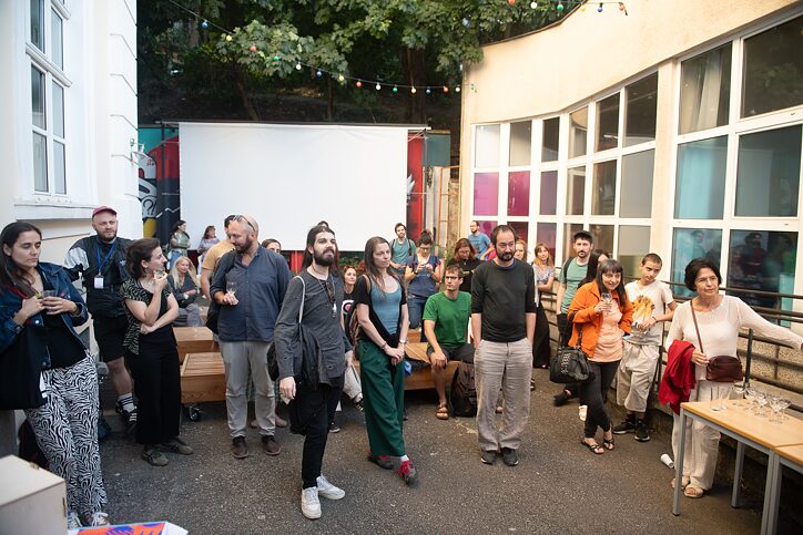 Eröffnung des Bildungsprogramms 180° Community Lab im Innenhof des Instituts