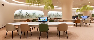 “(Re)Connect with Nature” – that’s the theme of the Choa Chu Kang public library in Singapore. The library’s location might seem surprising at first glance: it is spread across two floors of a shopping centre.