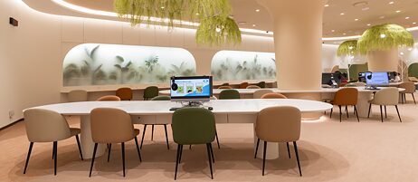 “(Re)Connect with Nature” – that’s the theme of the Choa Chu Kang public library in Singapore. The library’s location might seem surprising at first glance: it is spread across two floors of a shopping centre.