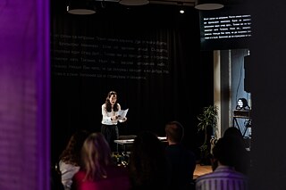 New Stages Southeast, ProText 12: Performance-Lesung von Pussycat in Memory of Darkness von Neda Najdana