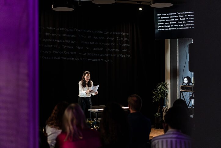 New Stages Southeast, ProText 12: Performance-Lesung von Pussycat in Memory of Darkness von Neda Najdana