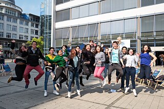 Studenten des Probestudiums springen mit Freude