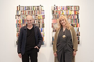 Bild aus der Ausstellung Die Bibliothek von Joachim Schmidt. Auf dem Foto - der Künstler zusammen mit der Kuratorin Nadezhda Pavlova.
