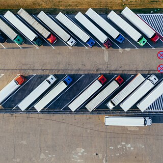 Parkende Lkws von oben