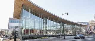 Ein gesellschaftlicher Treffpunkt will die Valente Branch Library in Cambridge (USA) sein: Im lichtdurchfluteten Gebäude stehen die Themen Inklusion und Gleichberechtigung im Mittelpunkt. 