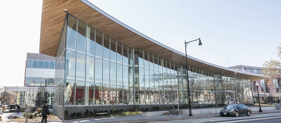 La Biblioteca Valente Branch de Cambridge (EE. UU) aspira a ser un lugar de encuentro social: en la luminosa construcción, el centro lo ocupan la inclusión y la equidad. 