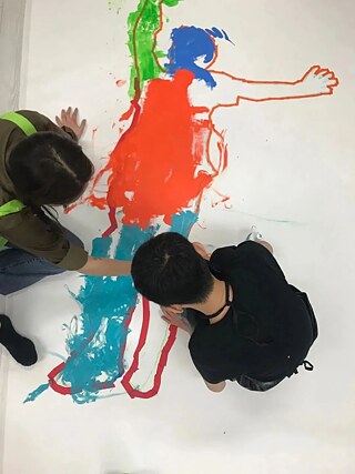 参与者在指导艺术家的帮助下画出自己的身体  © Another way of Seeing