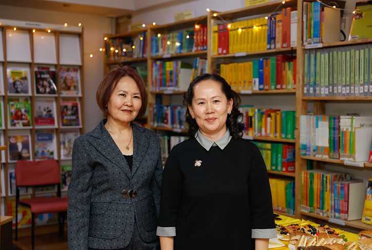 Bibliothekarinnen Buyantsetseg Gombodorj und Oyuntsetseg Shaariibuu