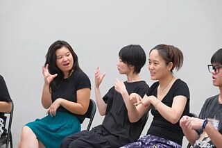 现场的聋人向听人展示手语词汇 | 图片由UCCA尤伦斯当代艺术中心提供