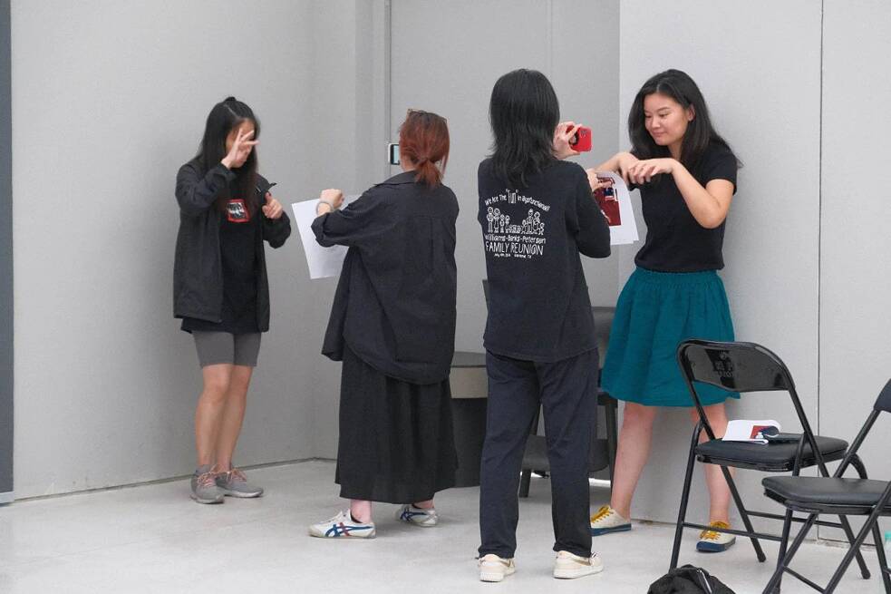 正在练习手语导览的黄伶（右一）和秦智妍（左一） | 图片由UCCA尤伦斯当代艺术中心提供