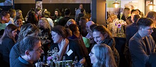 Menschen tauschen sich aus