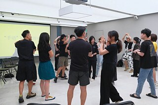 工作坊中的手语互动环节 | 图片由UCCA尤伦斯当代艺术中心提供