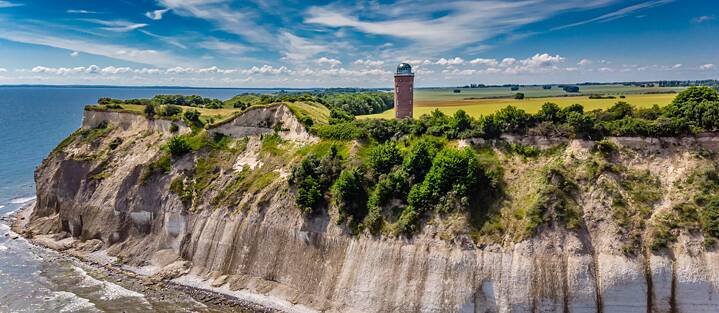 Es ist eine einmalige Willkommenskulisse: die 15 Kilometer lange Kreidewand am nördlichen Ufer der Ostseeinsel Rügen.