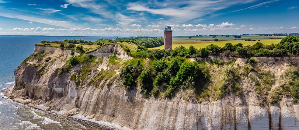 Es ist eine einmalige Willkommenskulisse: die 15 Kilometer lange Kreidewand am nördlichen Ufer der Ostseeinsel Rügen.