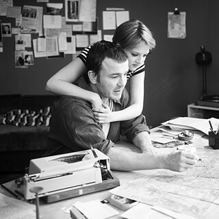 Schwarz-weiß Aufnahme von einem Paar am Schreibtisch