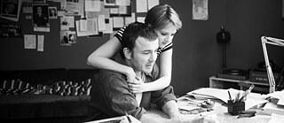 Schwarz-weiß Aufnahme von einem Paar am Schreibtisch