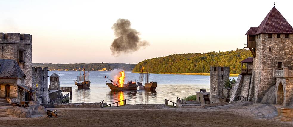 Früher gefürchtet, heute gefeiert: Die Störtebeker-Festspiele auf Rügen erinnern jährlich an das Leben und die Sagen rund um den Piraten Klaus Störtebeker.