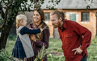 Erika, Adam und Tochter Saulė bewirtschaften einen Permakultur-Bauernhof in Kirdonys (Litauen)