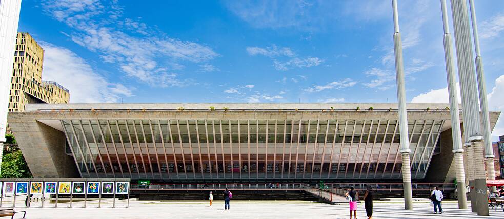 10.000 Quadratmeter Fläche mitten in der Stadt Medellín, ausgestattet mit Lesesälen, Interneträumen, Schulungsräumen, Kinderbereichen und Solarpaneelen auf dem Dach: die Biblioteca EPM in Kolumbien.