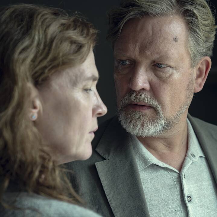 Julika Jenkins als Karin Beck und Justus von Dohnányi als Matthias Beck, Lena Eltern. Standbild aus der Netflix Deutschland Serie "Liebes Kind"