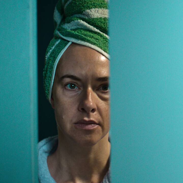 "Lena" (Kim Riedle) öffnet die Tür. Standbild aus der Netflix Deutschland Serie "Liebes Kind"