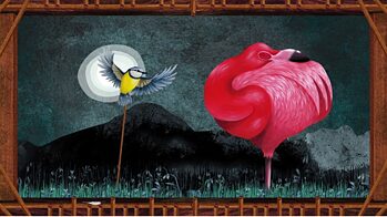 Schlafender Flamingo rechts, Vogel auf Stock links, Mond scheint