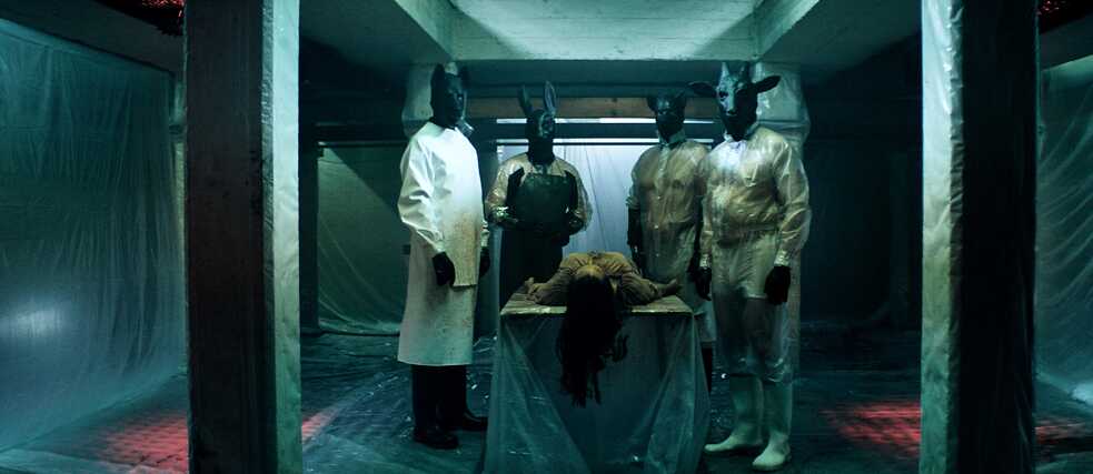 "Fuchs" Dr. Ludwig(Sebastian Hülk), "Hase" Jaunig (Simon Schwarz), "Schwein" Bertl Puch (Gregor Bloéb) und Ziegenbock Edwin Schönborn (Shenja Lacher) warten auf den fünften Mann.