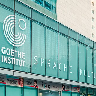 Fachada del Goethe-Institut con logotipo y rótulos Sprache. Kultur. Deutschland