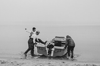 Alvidas, Laimis und Robertas Kazlauskas, drei Generationen einer Fischerfamilie, fuhren im Auftrag der Universität Klaipėda in die Ostsee. Später gaben sie alle Fische, die sie in ihren Netzen gefangen hatten, der Universität zu Forschungszwecken. 