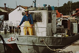 Als die Fischerei eingeschränkt wurde, musste Ignas sich eine zusätzliche Arbeit suchen. Jetzt arbeitet er zusätzlich zum Fischfang als Reinigungskraft. „Morgens reinigt man die Straßen, und dann geht man zum Haff“, sagt er.