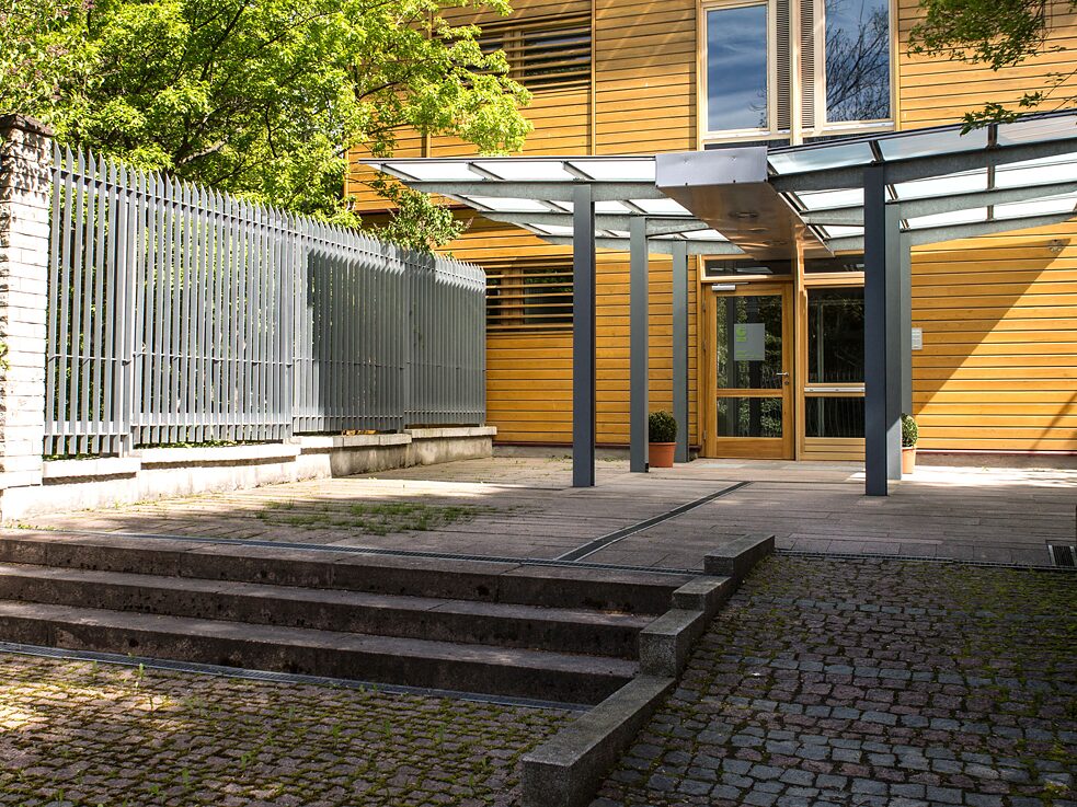 Hausansicht mit Eingang zum Goethe-Institut Tallinn und gepflasterter Rampe für Menschen mit Gehbehinderung