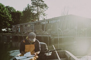 Anksti ryte, prieš išplaukdamas į marias, Karolis pildo darbo žurnalą. Jame įrašoma žvejybos vieta, įrankių skaičius, tipas.
