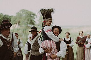 Karolis, ein Fischer, und seine Partnerin Rūta feiern ihre Hochzeit nach kleinlitauischer Tradition. An der Hochzeit nahm ein großer Teil der Fischergemeinde der Kurischen Nehrung teil. 