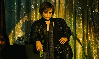 Standbild aus der Amazon Prime Germany original Serie"Luden - Konige der Reeperbahn": Lena Urzendowsky als "Manu"