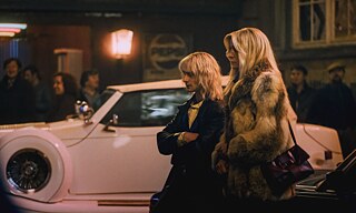 Standbild aus der Amazon Prime Germany original Serie"Luden - Konige der Reeperbahn": Lena Urzendowsky als "Manu"