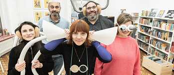 Das RESONANCE-Tandem aus Nancy mit zwei Mitgliedern des Theaterkollektivs TOUT VA BIEN! Die Personen tragen skurrile Brillen und Kopfbedeckungen, eine Person hält sich Trichter an die Ohren