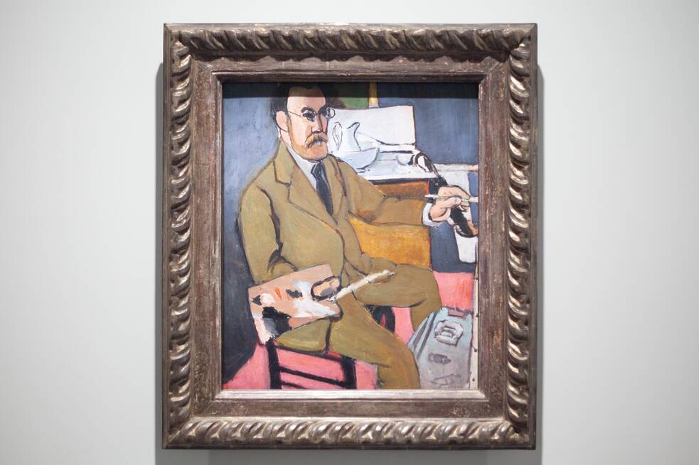 UCCA 尤伦斯 zeigte Matisse by Matisse 马蒂斯的马蒂斯, 15.7.–15.10.2023. Henri Matisse 亨利·马蒂斯: Self-Portrait 自画像. 65,5x54,3 cm, Öl auf Leinwand, 1.–16. Januar 1918. (Donation of Marie Matisse to the French State, Musée d’Orsay (Paris), deposited at Musée départemental Matisse, Le Cateau-Cambrèsis 1978.)