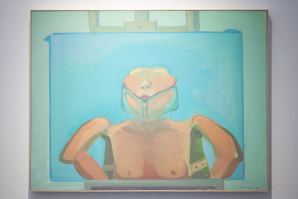 UCCA 尤伦斯 zeigte außerdem von Maria Lassnig 玛丽亚·拉斯尼格: Happy Martian 火星来客, 2.9.2023–7.1.2024. Maria Lassnig 玛丽亚·拉斯尼格: Self-Portrait with Muzzle 戴嘴套的自画像. 96,8x127,2 cm, Öl auf Leinwand, 1973. (Maria Lassnig Foundation.)