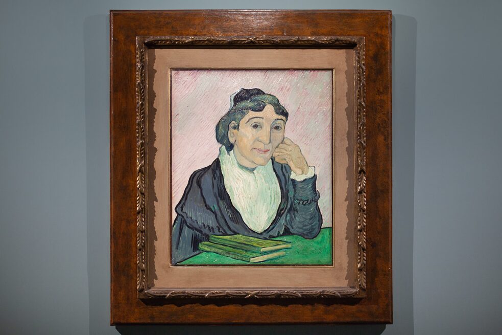 Meet You Museum 遇见博物馆: Monet, Van Gogh and the Masters of Modernism 莫奈、梵高与现代主义大师, 16.7.–22.10.2023. Vincent can Gogh 文森特·梵高 (1853–1890): L’Arlésienne (Portrait of Mme Ginoux) 阿尔勒妇女（吉努夫人肖像）. 61x50 cm, Öl auf Leinwand, 1889–90.